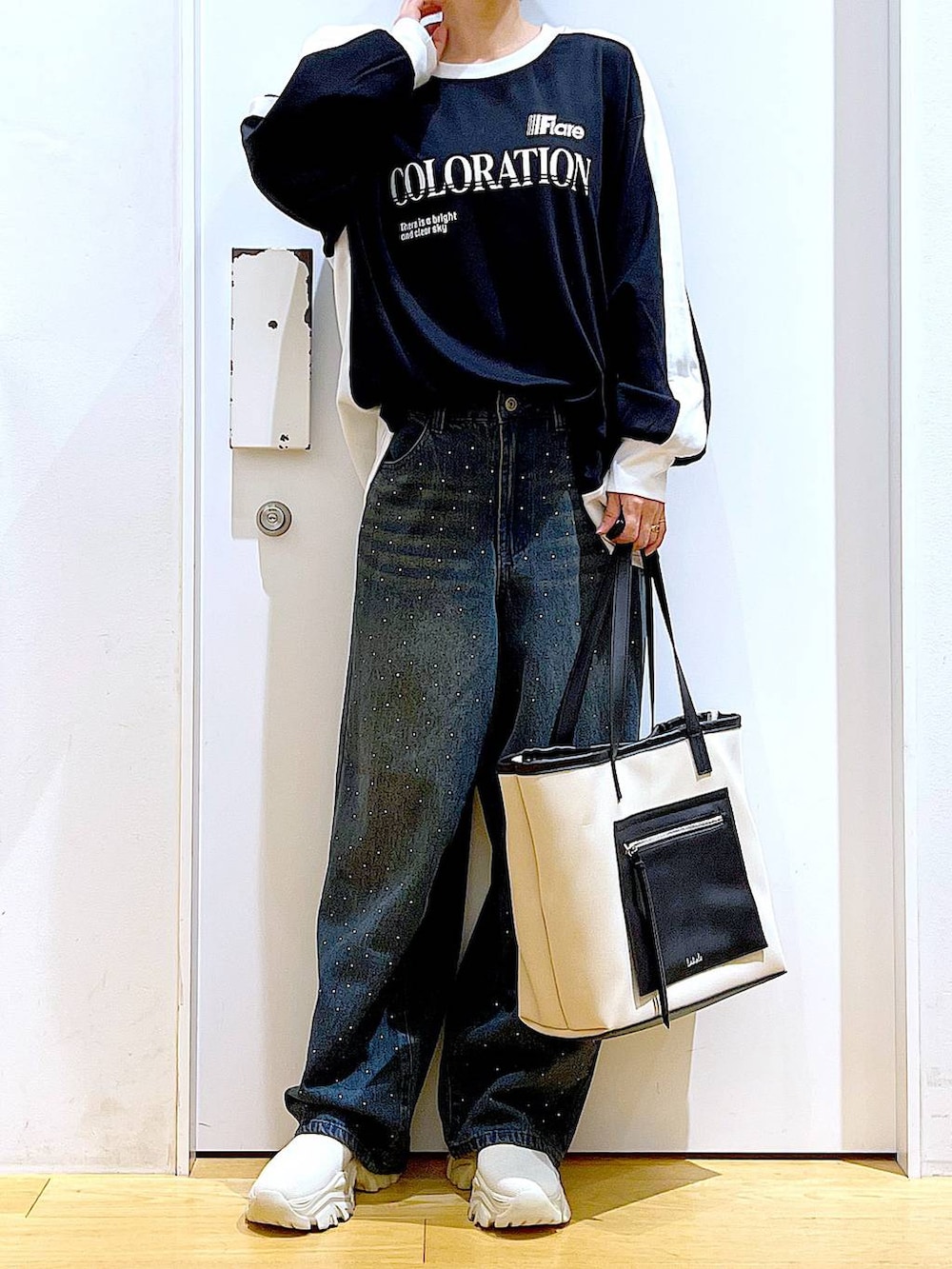 ベージュ系のブーツ、ホワイト系のトートバッグ、ブラック系のTシャツ/カットソーを着用したレディースの秋コーディネートの6枚目の写真