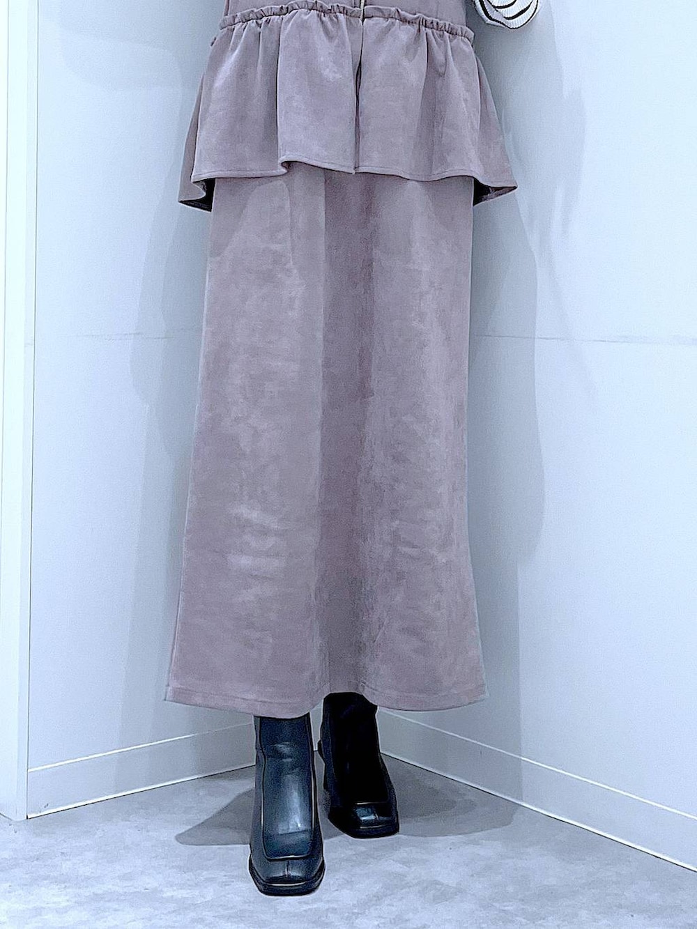 ブラック系のブーツ、グレー系のワンピース、ブラック系のショルダーバッグを着用したレディースの冬コーディネートの8枚目の写真