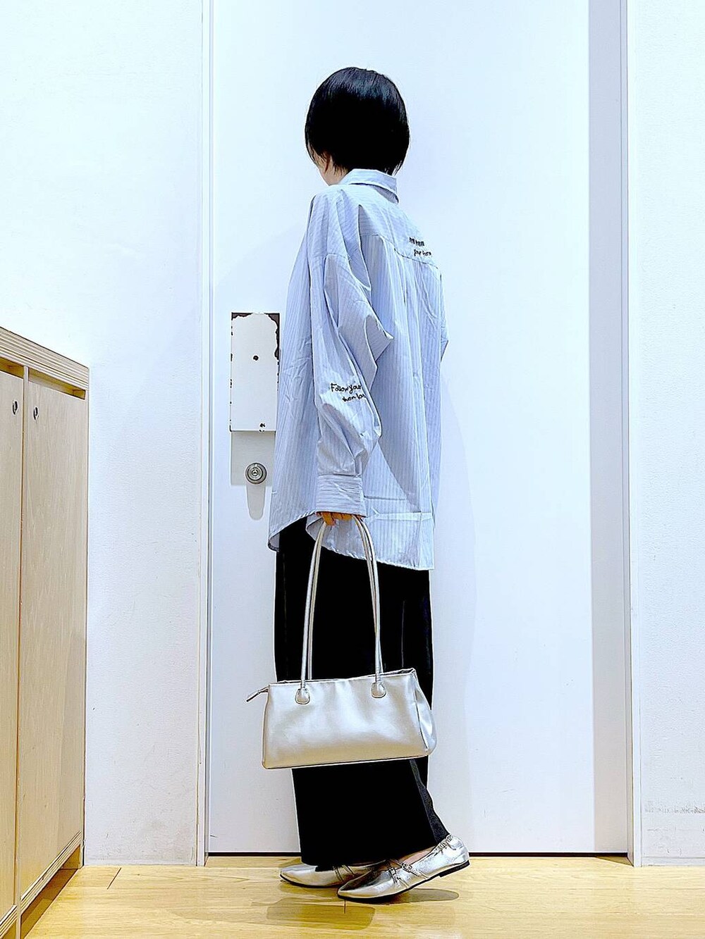 「リラックス、若見え、ゆったり、休日コーデ、骨格ウェーブ、LAKOLE、シャツ、サロペット、カジュアル、シンプルコーデ、着痩せ・細見え、オーバーサイズ、柄シャツ、トートバッグ、パンプス」｜「LAKOLEのギャザーダブルストラップパンプス / 135005（パンプス、シルバー系）」を使った、あおき@LAKOLE海老名さん（レディース・156cm）の秋コーディネートの3枚目の写真