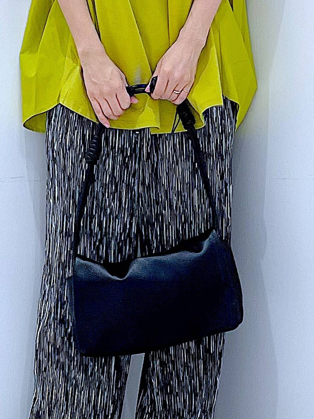 ブラック系のスニーカー、ブラック系のショルダーバッグ、グリーン系のTシャツ/カットソーを着用したレディースの夏コーディネートの9枚目の写真