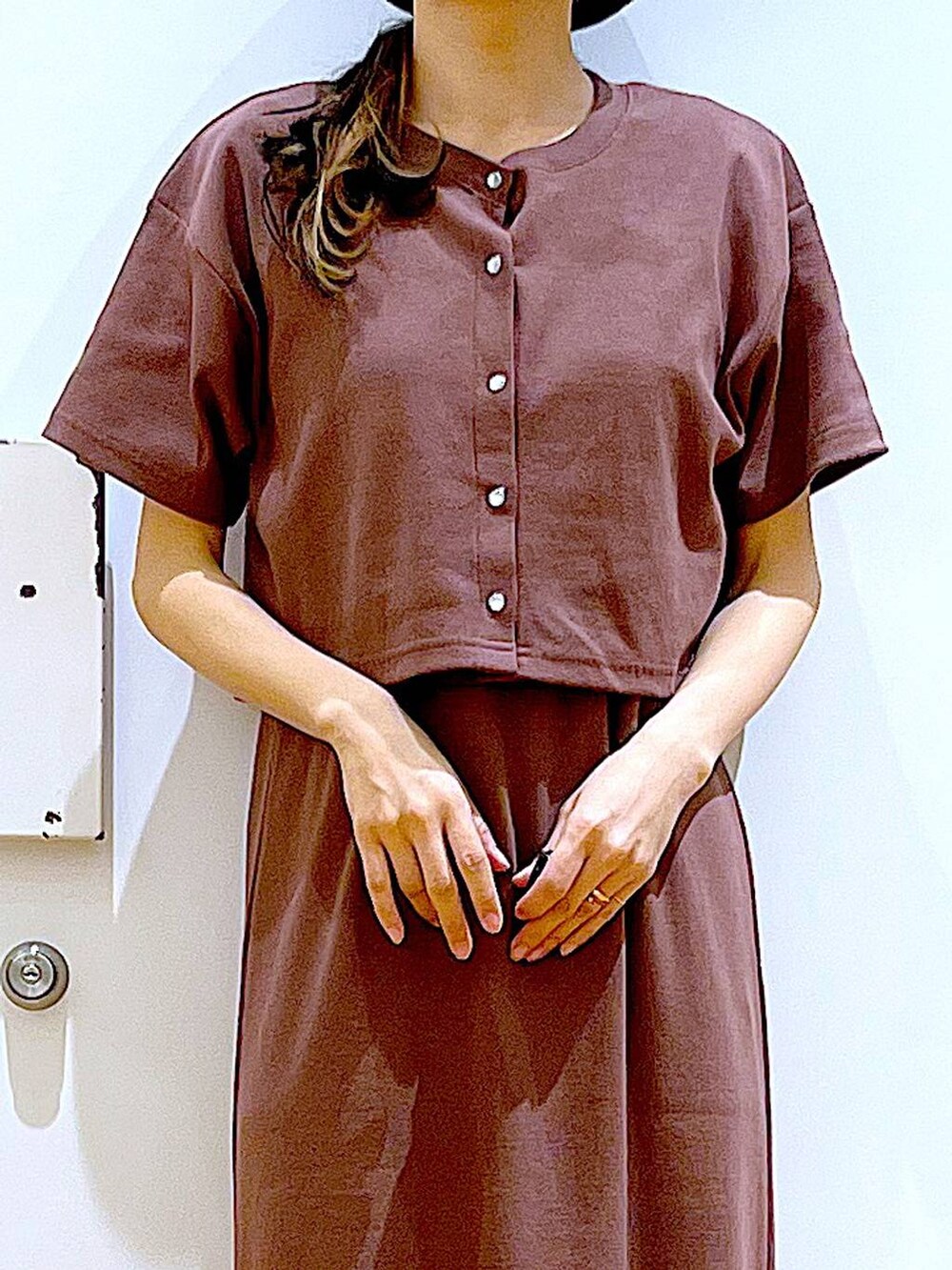 レッド系のワンピース、その他のトートバッグ、ホワイト系のパンプスを着用したレディースの春コーディネートの7枚目の写真