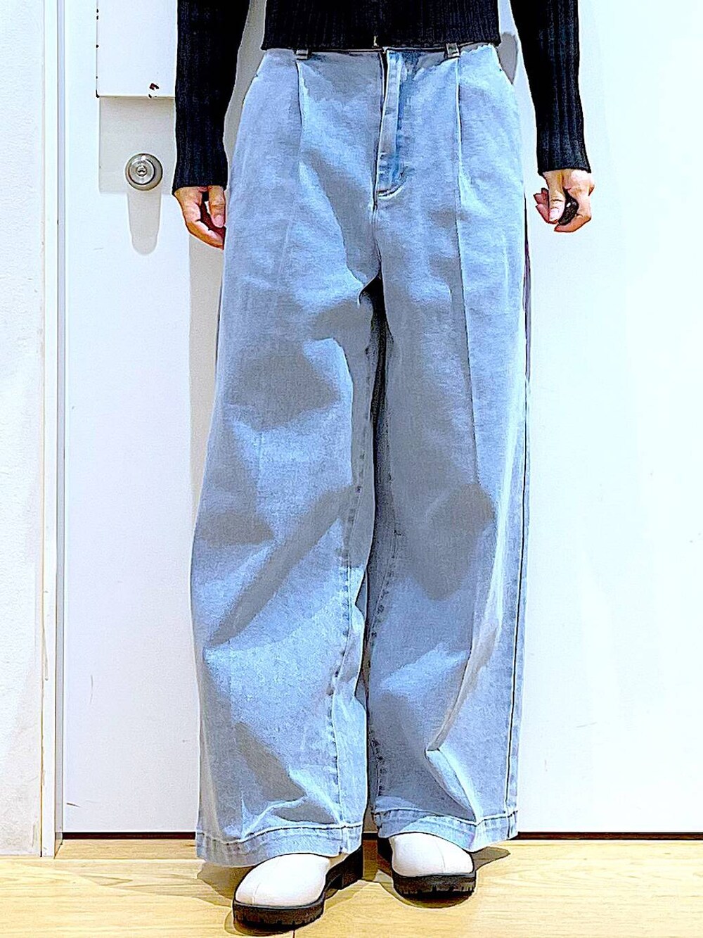 ブルー系のデニムパンツ、ブラック系のカーディガン/ボレロ、ベージュ系のブーツを着用したレディースの冬コーディネートの8枚目の写真