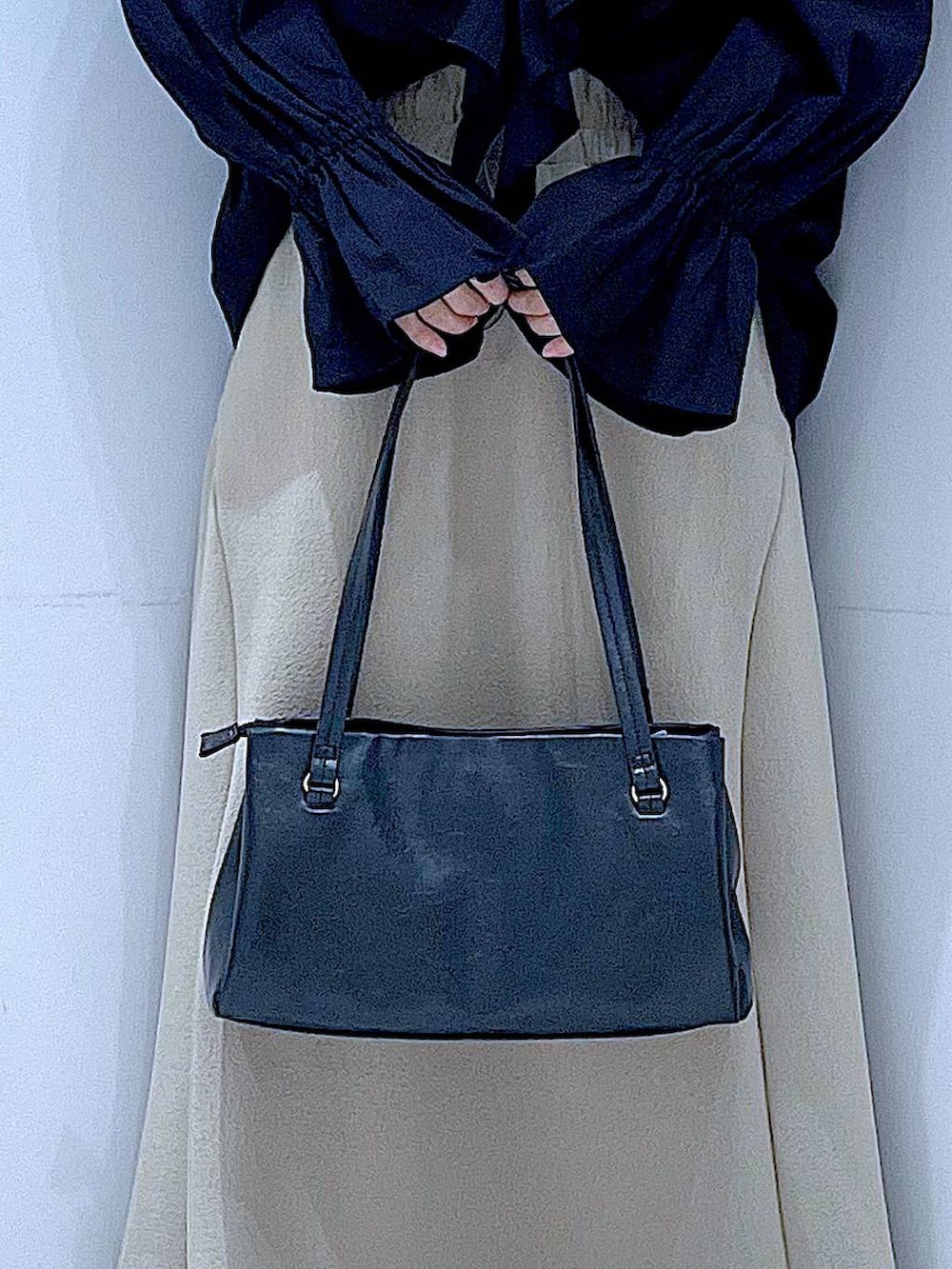 ブラック系のハンドバッグ、ブラック系のローファー、ブラック系のシャツ/ブラウスを着用したレディースの春コーディネートの9枚目の写真