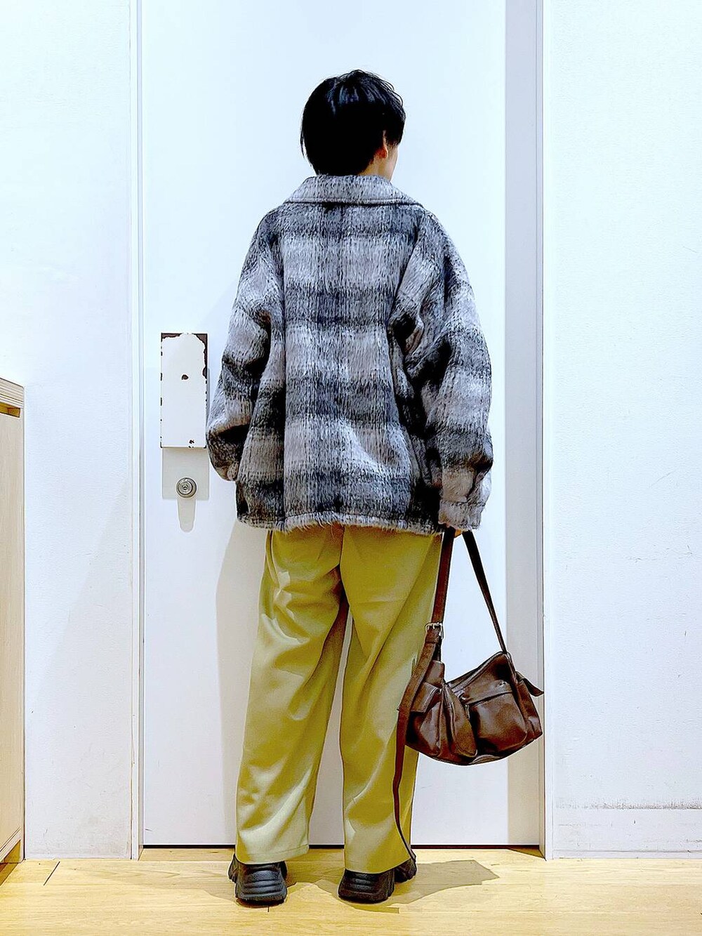 その他のブルゾン、ブラック系のブーツ、イエロー系のその他パンツを着用したレディースの冬コーディネートの5枚目の写真