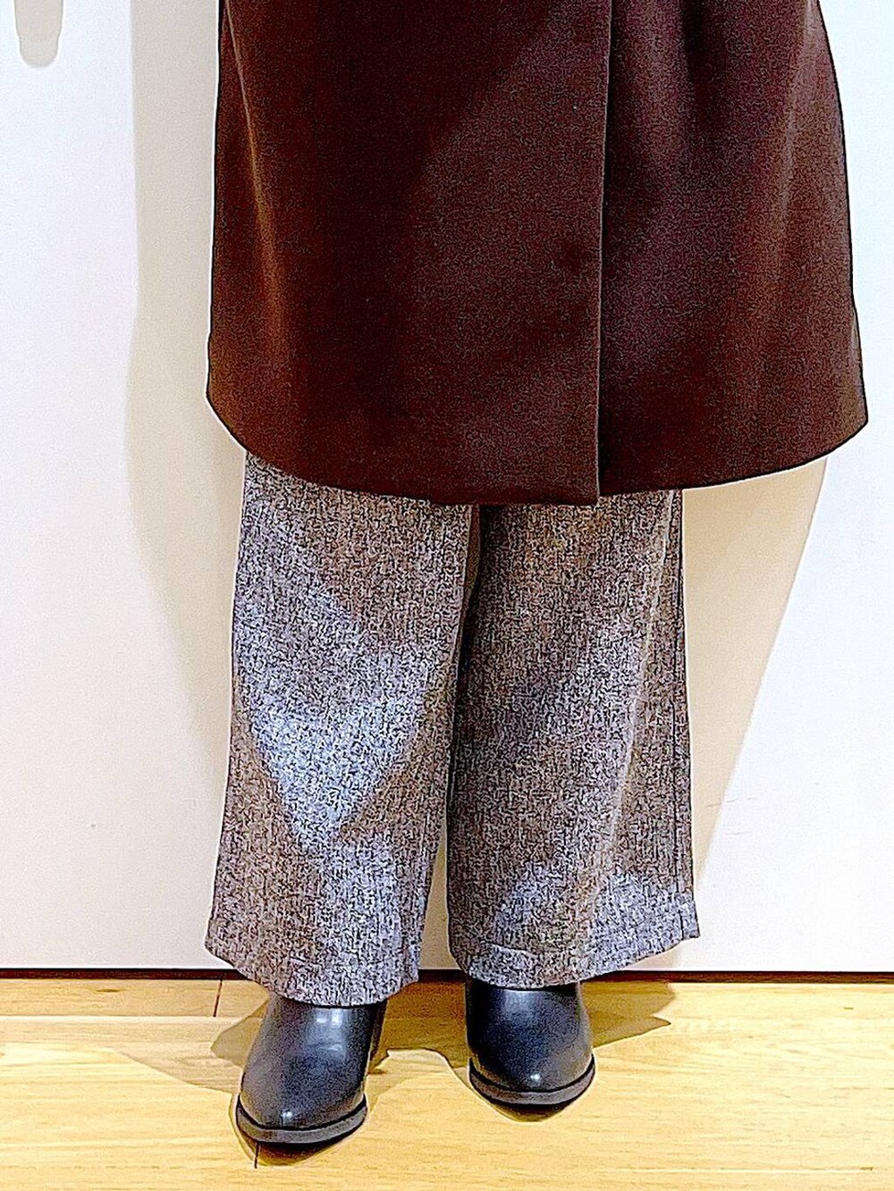 ブラウン系のステンカラーコート、ブラック系のショルダーバッグ、その他のニット/セーターを着用したレディースの冬コーディネートの8枚目の写真