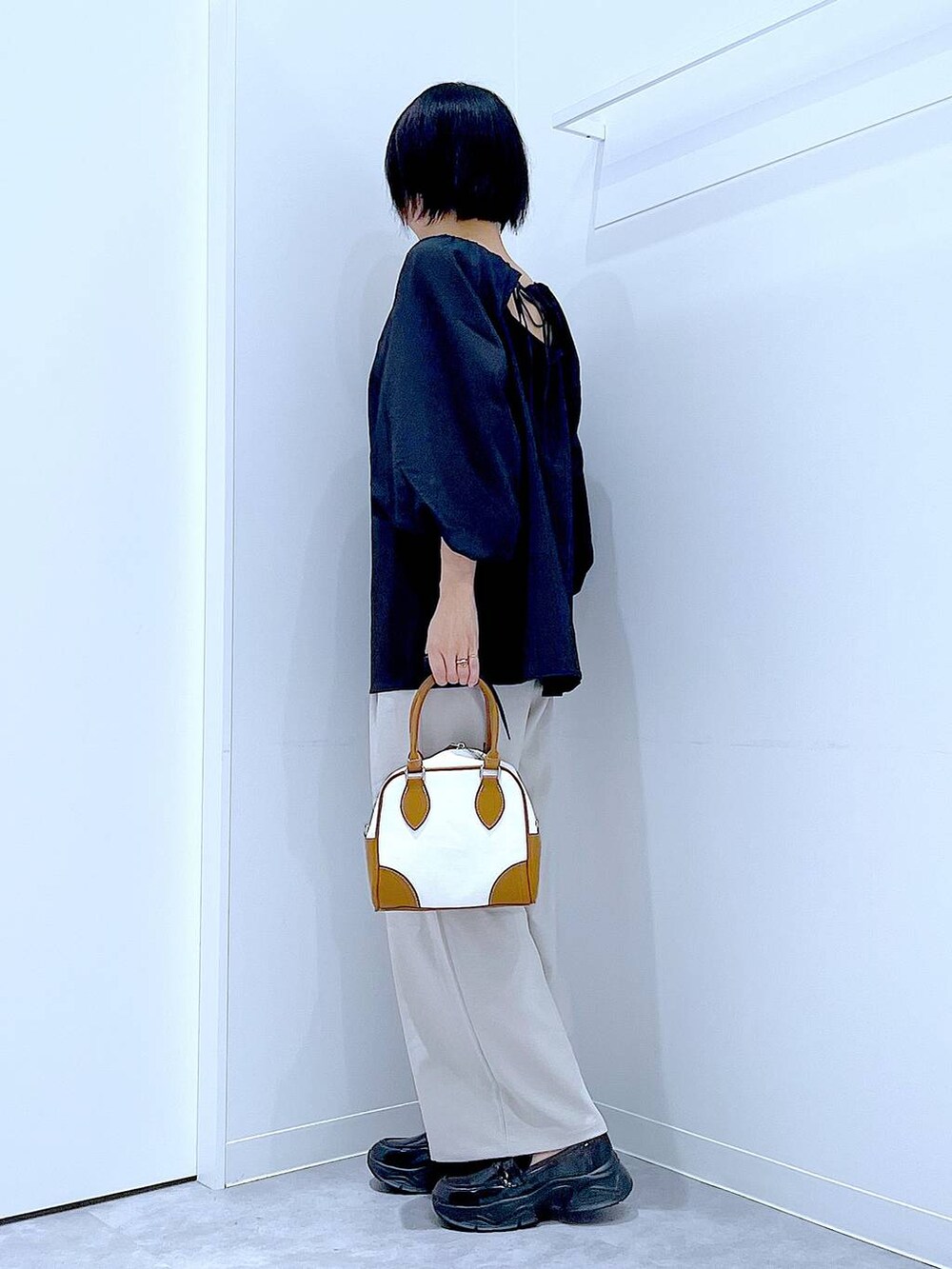 ベージュ系のその他パンツ、ブラック系のローファー、ブラック系のシャツ/ブラウスを着用したレディースの秋コーディネートの3枚目の写真