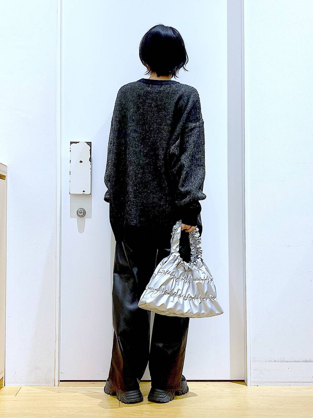 ブラック系のブーツ、ブラック系のその他パンツ、シルバー系のショルダーバッグを着用したレディースの冬コーディネートの5枚目の写真