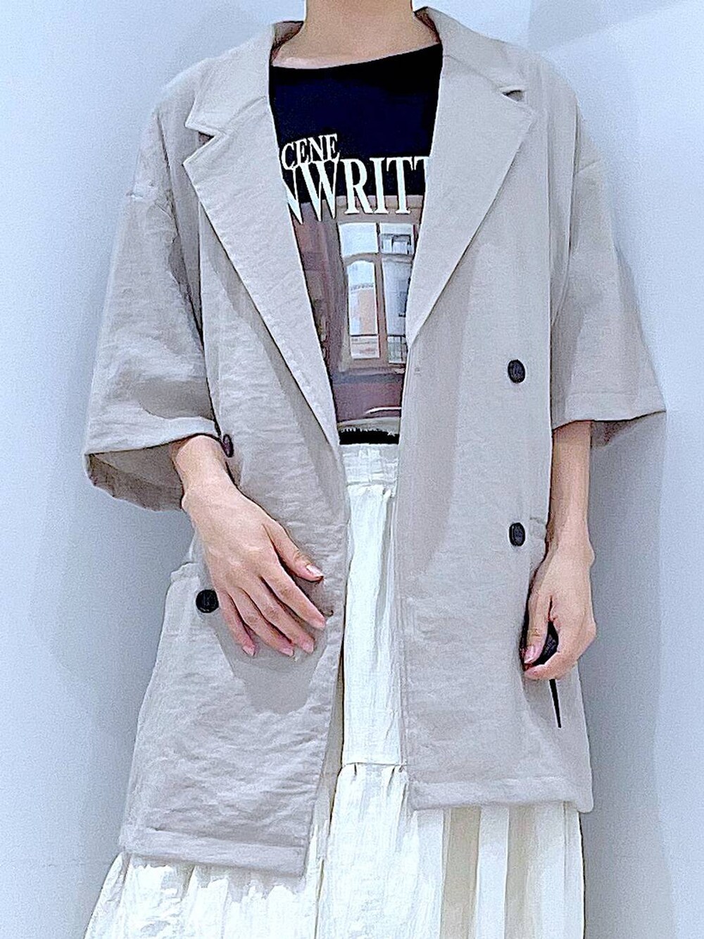 ブラック系のサンダル、ベージュ系のテーラードジャケット、ブラック系のショルダーバッグを着用したレディースの夏コーディネートの7枚目の写真