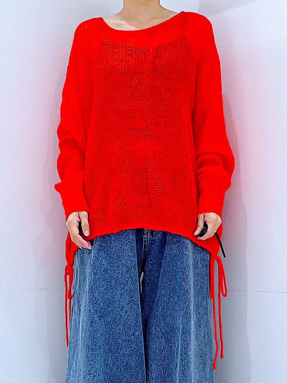 ブラウン系のショルダーバッグ、ブルー系のデニムパンツ、ブラック系のブーツを着用したレディースの秋コーディネートの7枚目の写真