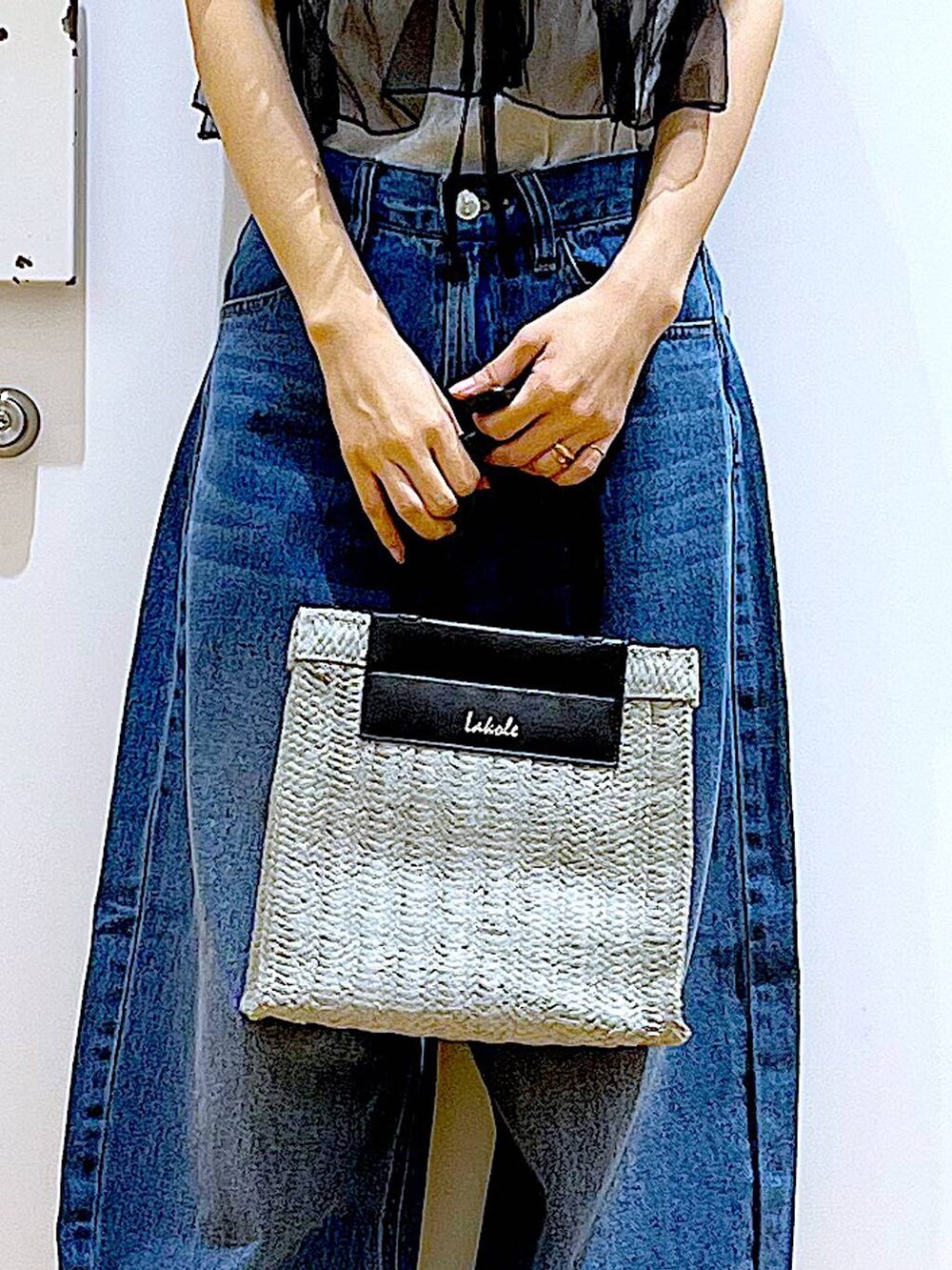 ブルー系のデニムパンツ、その他のパンプス、グレー系のショルダーバッグを着用したレディースの夏コーディネートの9枚目の写真