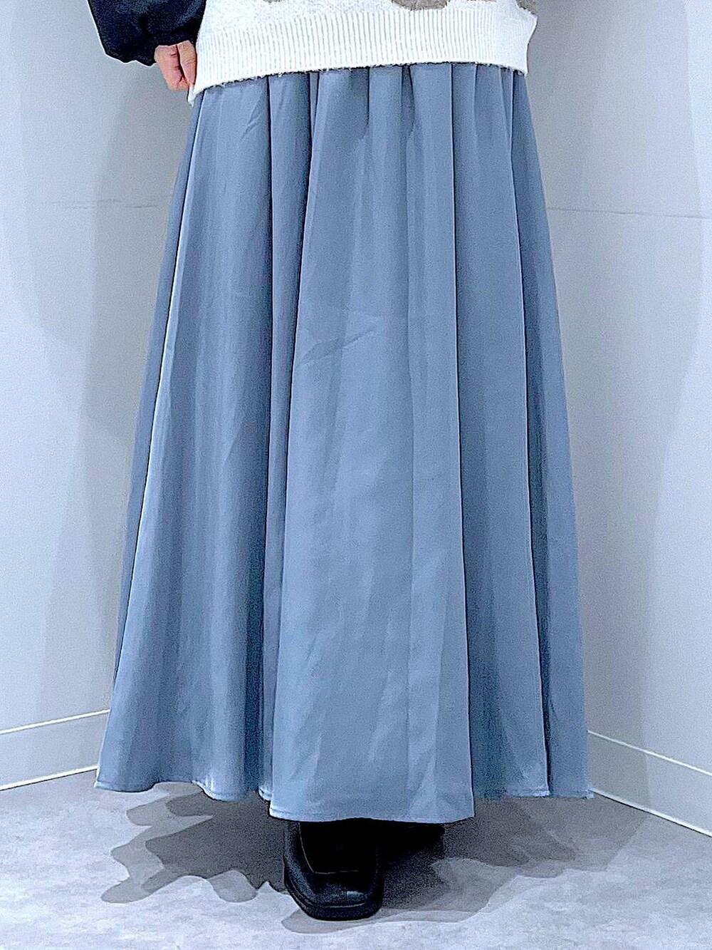 ブラック系のブルゾン、ブラック系のブーツ、ベージュ系のニット/セーターを着用したレディースの冬コーディネートの8枚目の写真