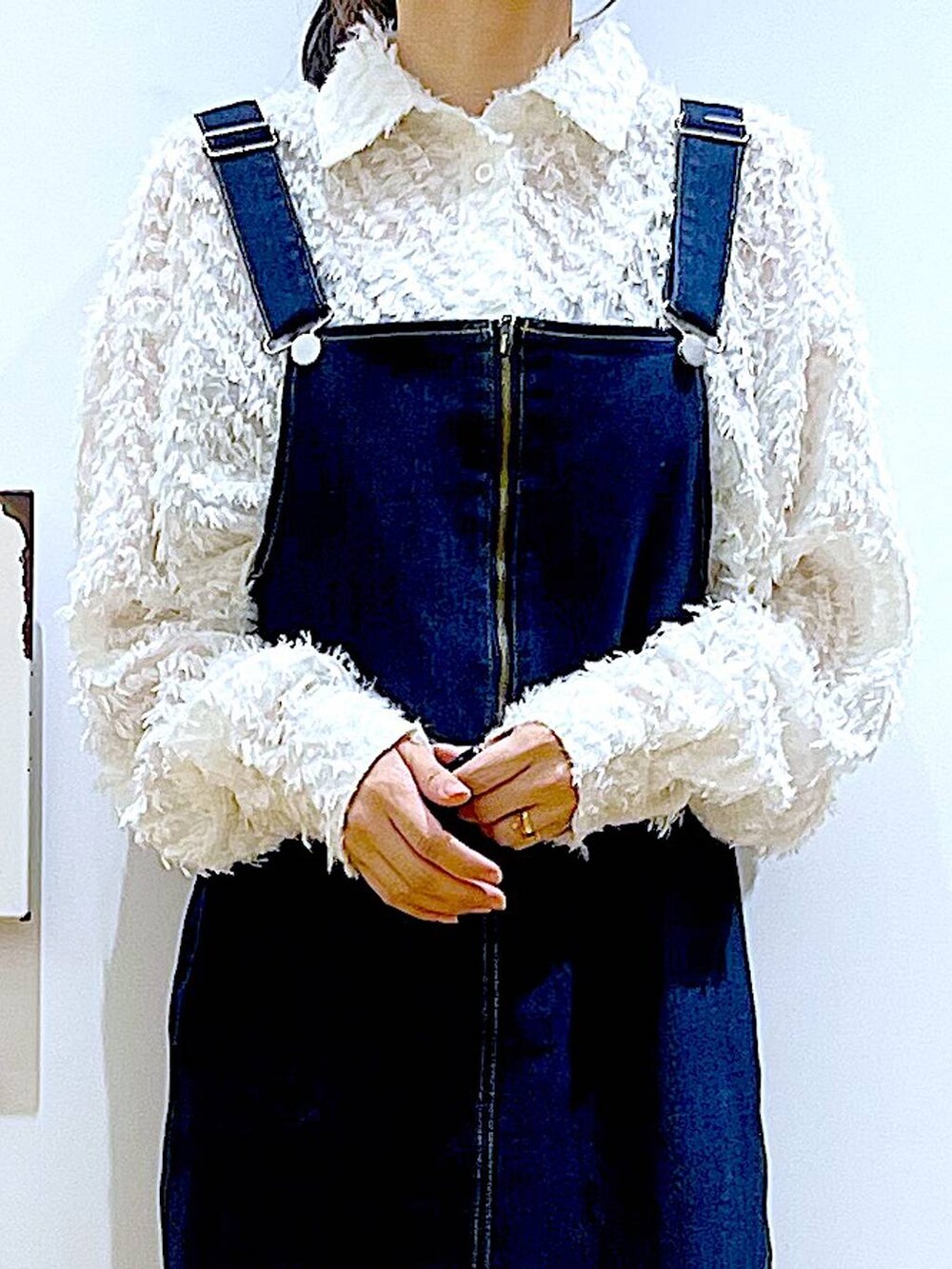 グレー系のショルダーバッグ、ブラック系のバレエシューズ、ブルー系のジャンパースカートを着用したレディースの春コーディネートの7枚目の写真