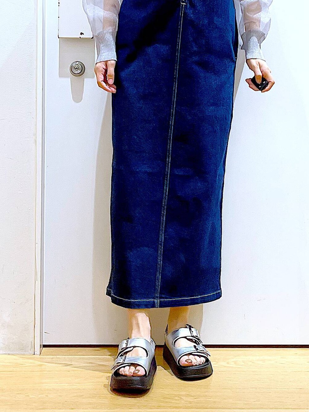 ブルー系のジャンパースカート、ブルー系のトートバッグ、シルバー系のサンダルを着用したレディースの夏コーディネートの8枚目の写真