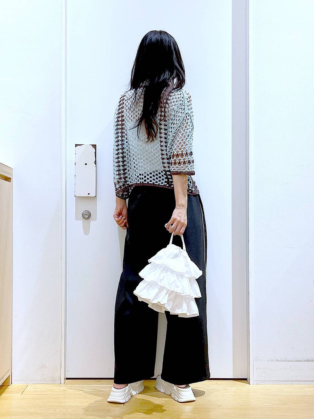 ホワイト系のショルダーバッグ、ホワイト系のサンダル、グリーン系のカーディガン/ボレロを着用したレディースの春コーディネートの5枚目の写真