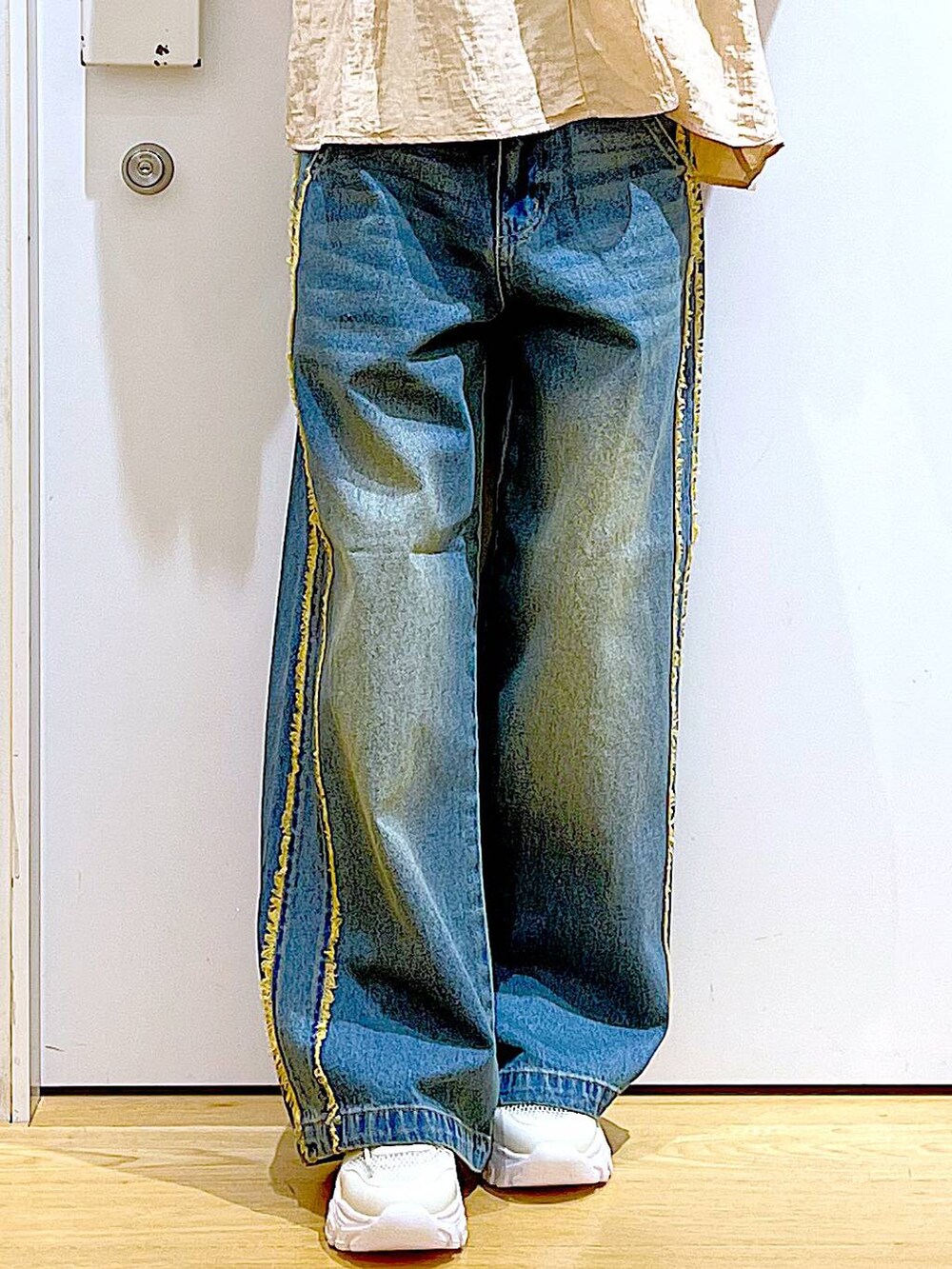 ホワイト系のボストンバッグ、ホワイト系のスニーカー、ブルー系のデニムパンツを着用したレディースの春コーディネートの8枚目の写真