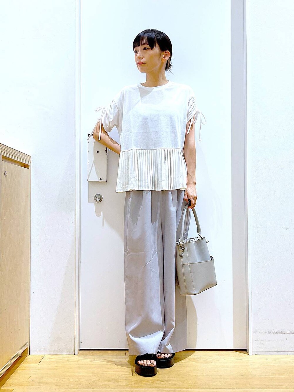 ブラック系のサンダル、グレー系のショルダーバッグ、グレー系のその他パンツを着用したレディースの夏コーディネートの2枚目の写真