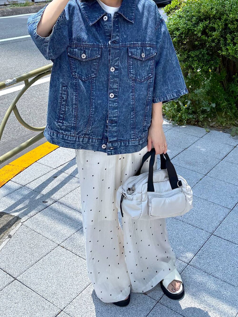 ブルー系のシャツ/ブラウス、ホワイト系のサンダル、ホワイト系のショルダーバッグを着用したレディースの夏コーディネートの3枚目の写真