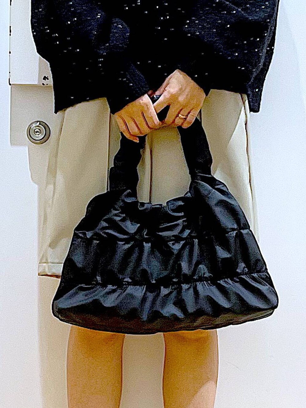 ベージュ系のブーツ、ブラック系のショルダーバッグ、ベージュ系のその他パンツを着用したレディースの冬コーディネートの9枚目の写真