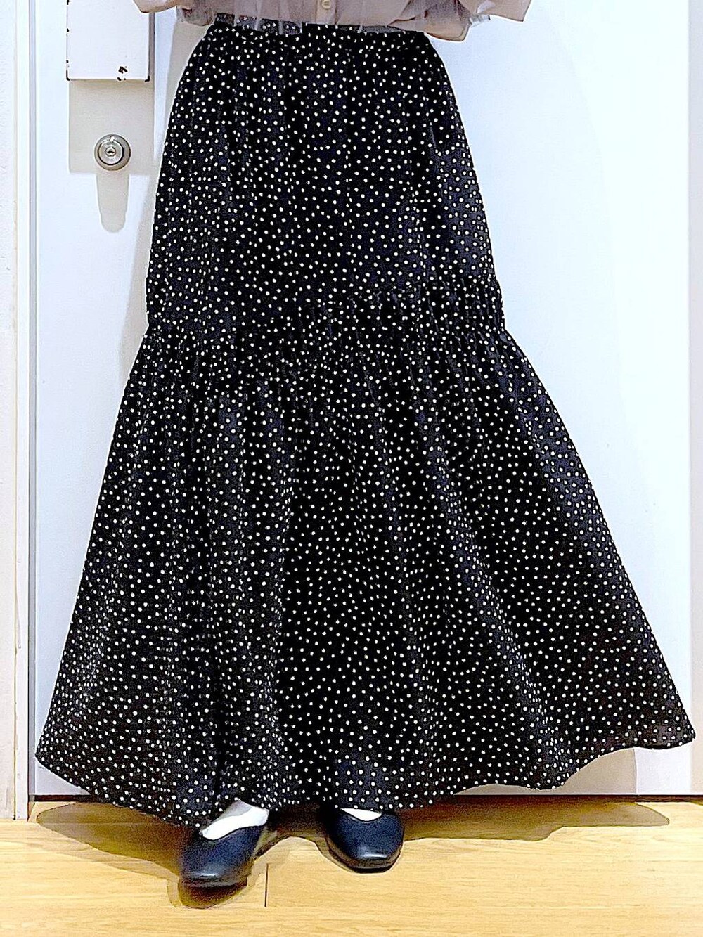 ブラック系のトートバッグ、ブラック系のパンプス、その他のスカートを着用したレディースの春コーディネートの8枚目の写真