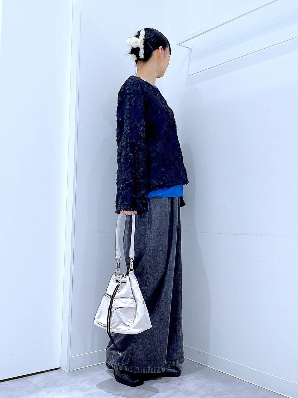 ブラック系のブーツ、ブラック系のシャツ/ブラウス、ブラック系のデニムパンツを着用したレディースの春コーディネートの4枚目の写真