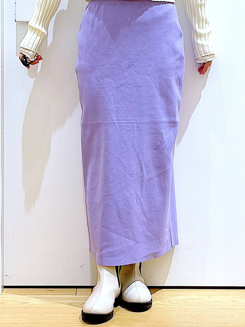 ホワイト系のTシャツ/カットソー、ベージュ系のカーディガン/ボレロ、ベージュ系のブーツを着用したレディースの春コーディネートの8枚目の写真