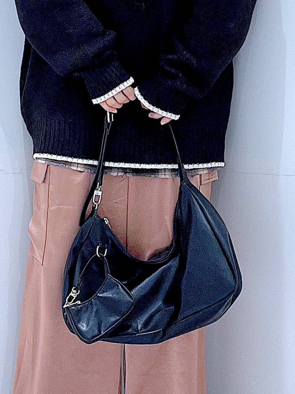 ブラック系のブーツ、ブラック系のシャツ/ブラウス、ブラック系のショルダーバッグを着用したレディースの冬コーディネートの9枚目の写真