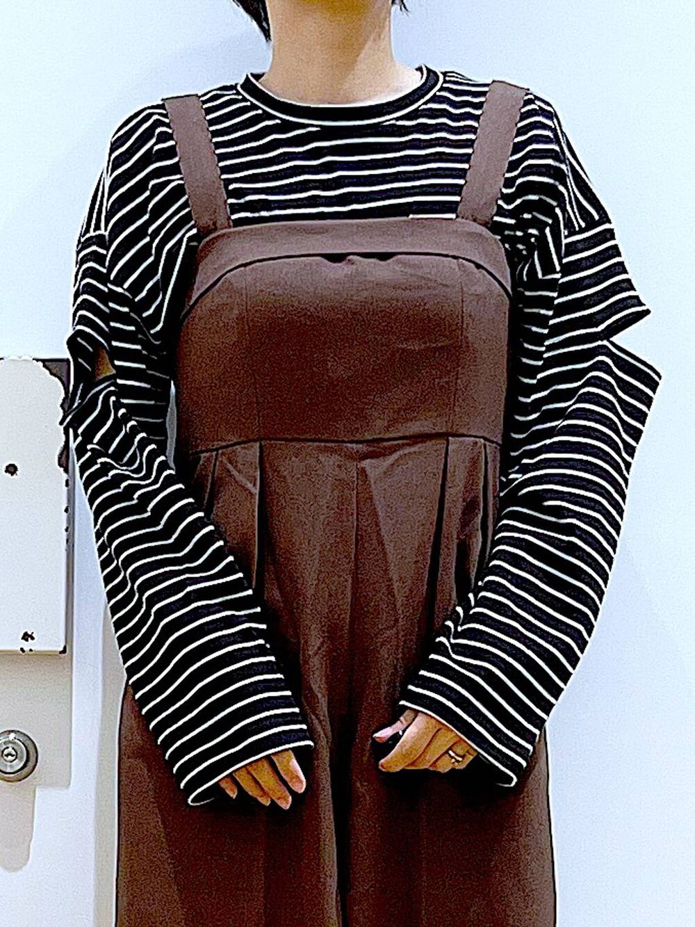 シルバー系のショルダーバッグ、ブラック系のローファー、ブラウン系のサロペット/オーバーオールを着用したレディースの秋コーディネートの7枚目の写真