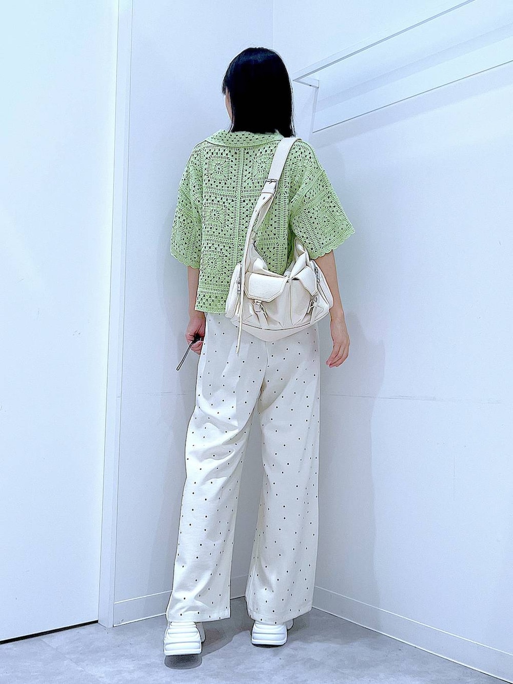 その他のその他パンツ、ホワイト系のショルダーバッグ、ホワイト系のサンダルを着用したレディースの夏コーディネートの5枚目の写真