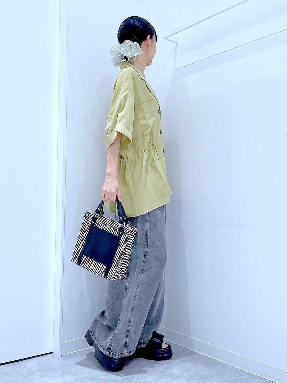 その他のショルダーバッグ、ブラック系のサンダル、ブラック系のデニムパンツを着用したレディースの夏コーディネートの4枚目の写真