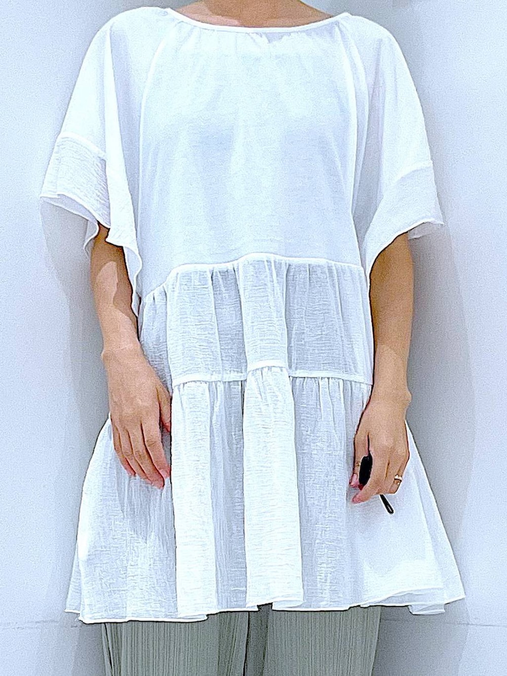 グリーン系のその他パンツ、ホワイト系のショルダーバッグ、ホワイト系のサンダルを着用したレディースの夏コーディネートの7枚目の写真