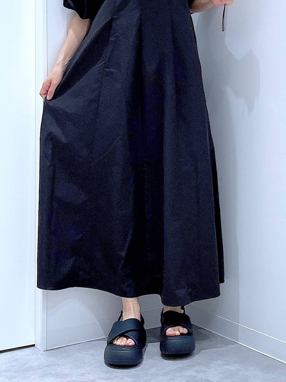 ブラック系のサンダル、ブラック系のワンピースを着用したレディースの夏コーディネートの8枚目の写真