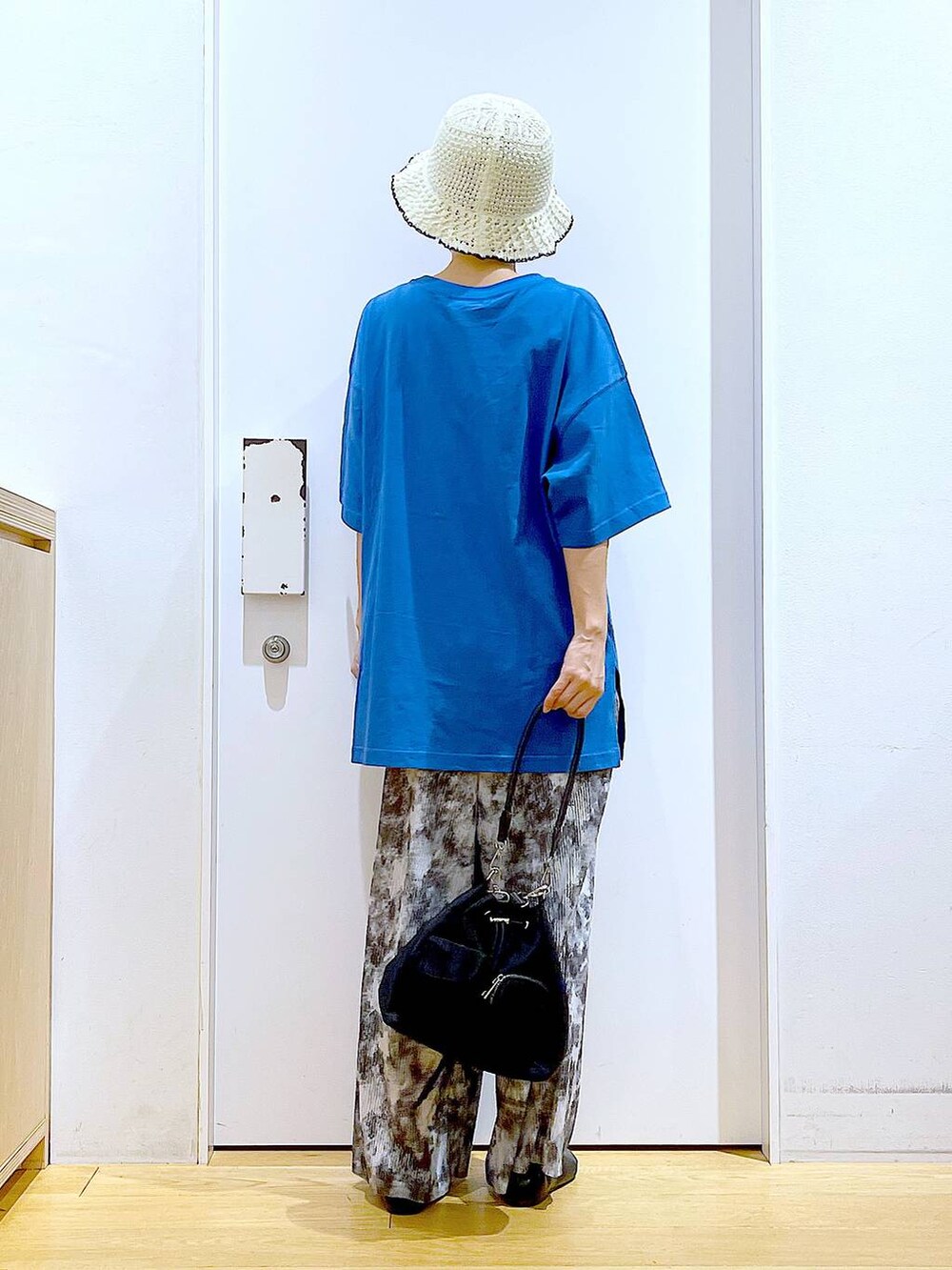 ブラック系のパンプス、グレー系のその他パンツ、ブルー系のTシャツ/カットソーを着用したレディースの春コーディネートの5枚目の写真