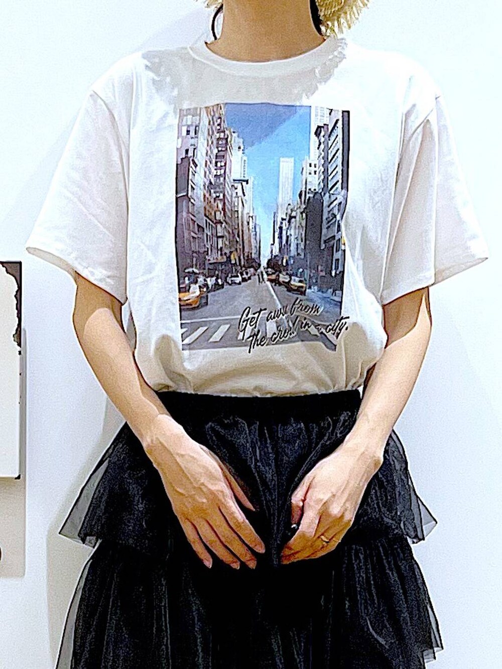 ホワイト系のショルダーバッグ、ブラック系のスリッポン、ブラック系のスカートを着用したレディースの夏コーディネートの7枚目の写真