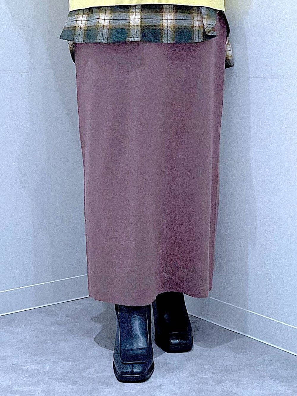 ブラック系のブーツ、グリーン系のシャツ/ブラウス、ブラウン系のショルダーバッグを着用したレディースの冬コーディネートの8枚目の写真