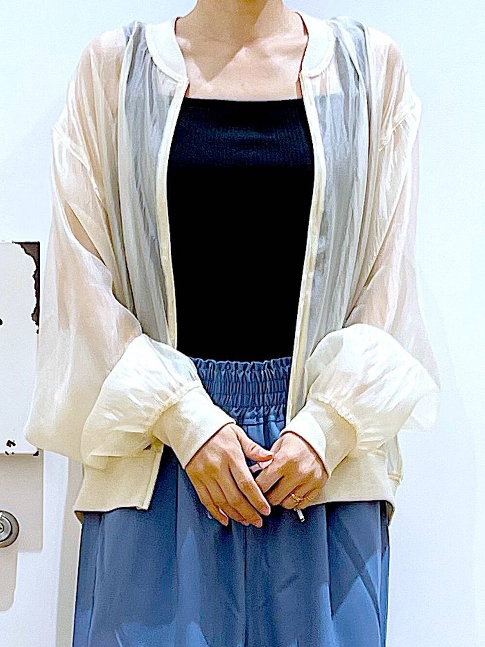 ブラック系のサンダル、ベージュ系のブルゾン、ブラック系のTシャツ/カットソーを着用したレディースの夏コーディネートの7枚目の写真