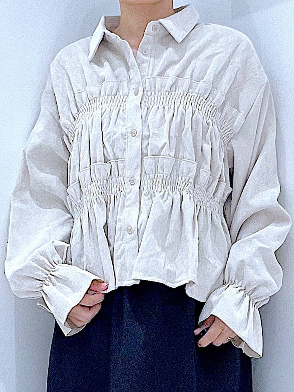 ベージュ系のシャツ/ブラウス、ブラック系のショルダーバッグ、ブラック系のスカートを着用したレディースの秋コーディネートの7枚目の写真