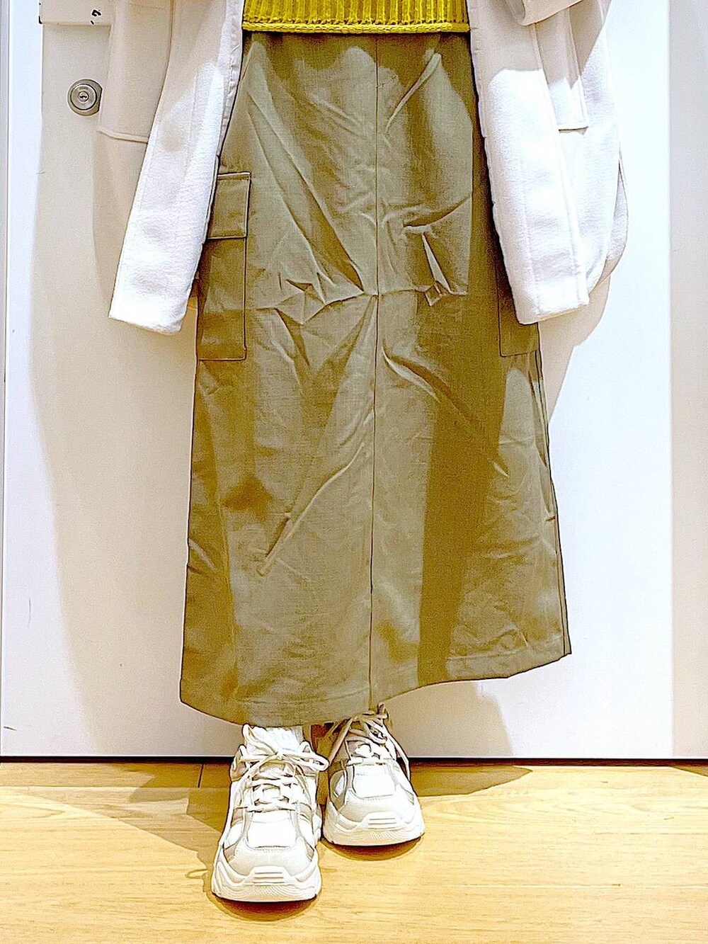 ホワイト系のその他アウター、ブラウン系のショルダーバッグ、ベージュ系のスニーカーを着用したレディースの冬コーディネートの8枚目の写真