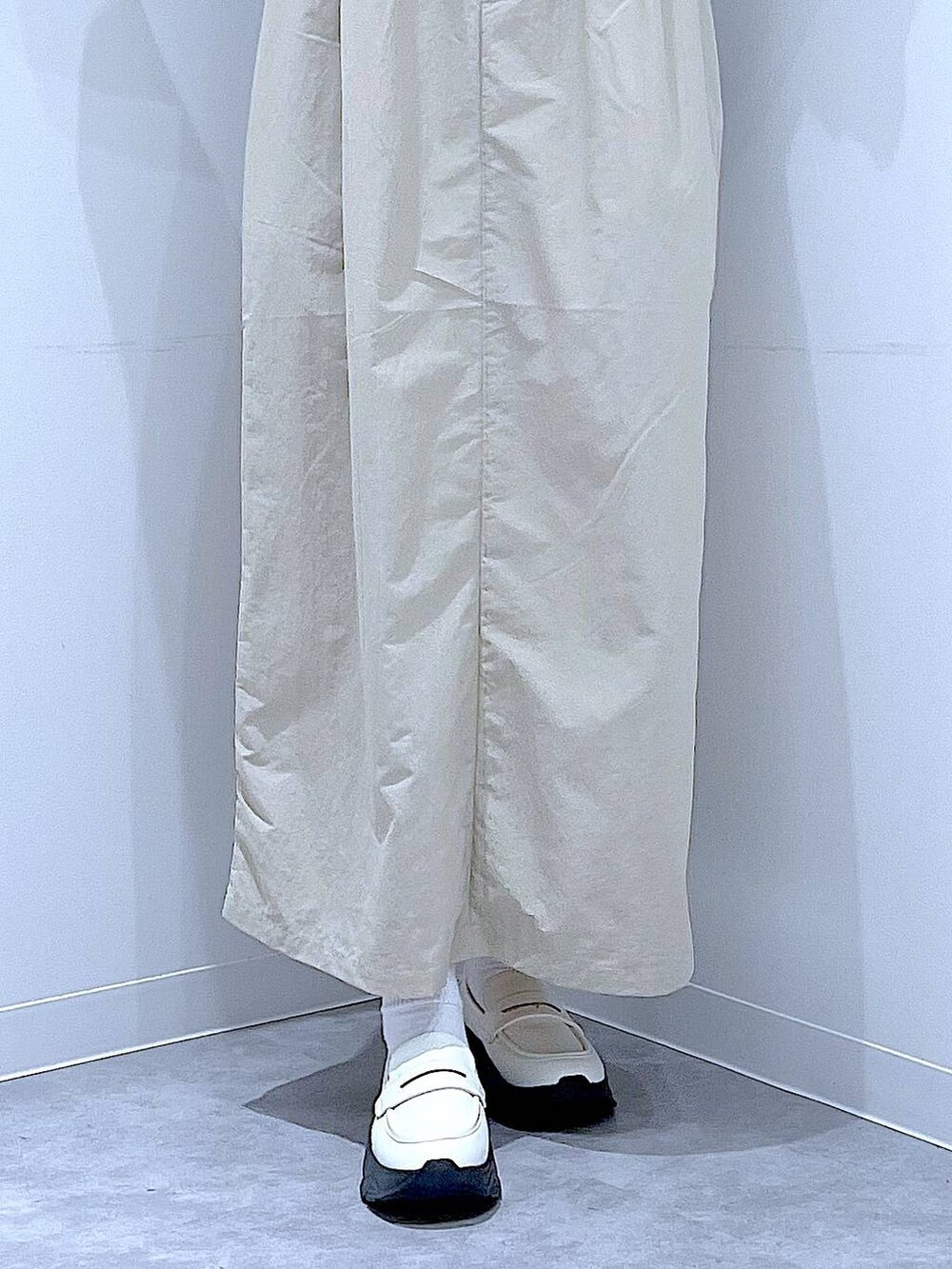 ホワイト系のローファー、ブラック系のショルダーバッグ、グレー系のワンピースを着用したレディースの秋コーディネートの8枚目の写真