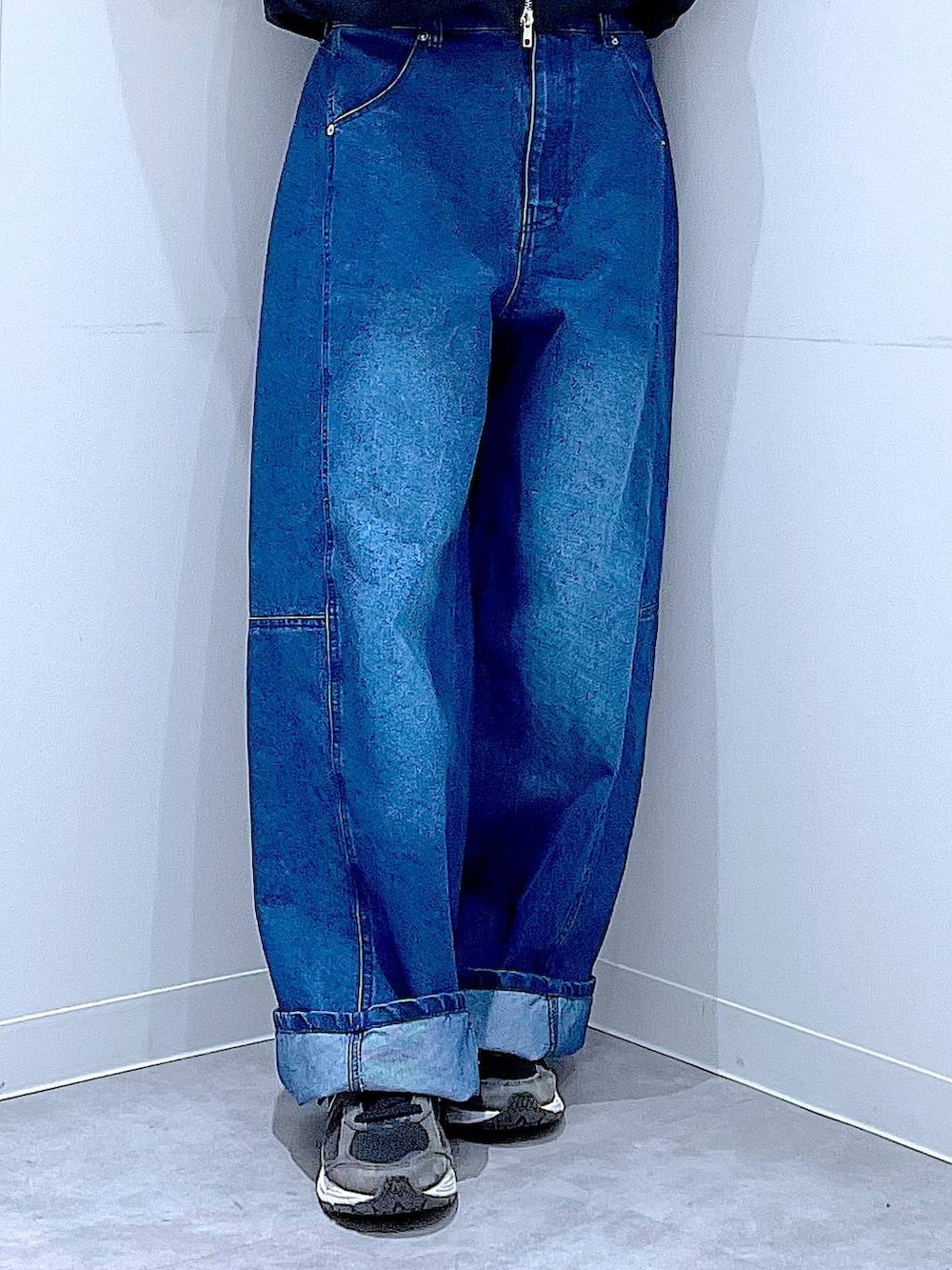 ブラック系のショルダーバッグ、ブルー系のデニムパンツ、ブラック系のスウェットを着用したレディースの春コーディネートの8枚目の写真