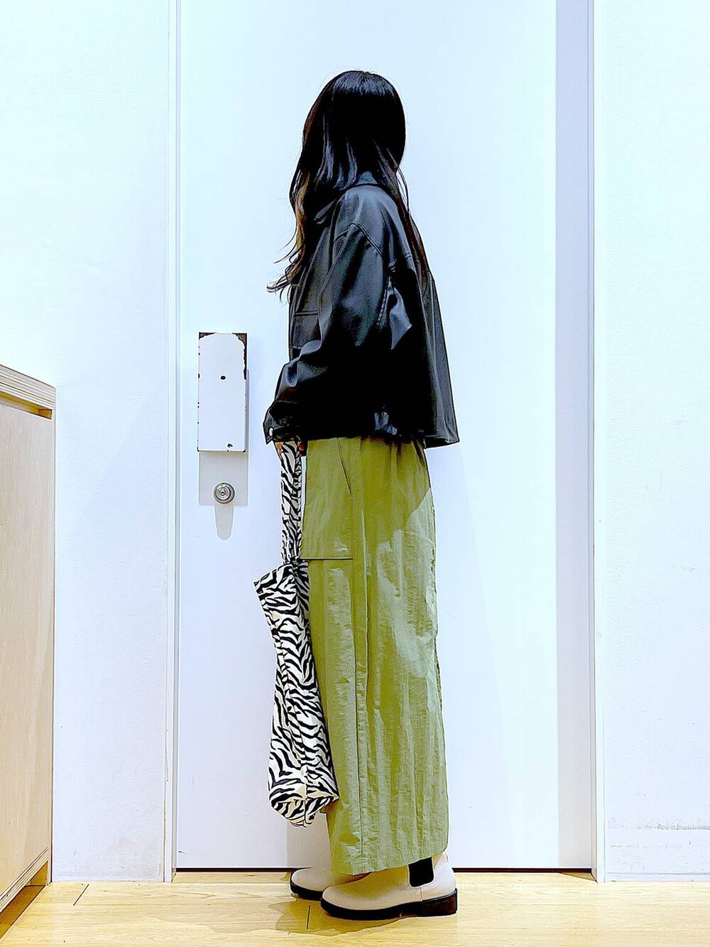 ブラック系のブルゾン、グレー系のスウェット、ベージュ系のブーツを着用したレディースの春コーディネートの3枚目の写真