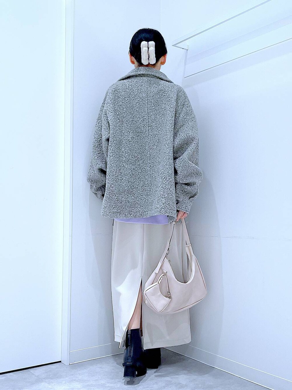 ベージュ系のスカート、グレー系のブルゾン、ブラック系のブーツを着用したレディースの秋コーディネートの5枚目の写真