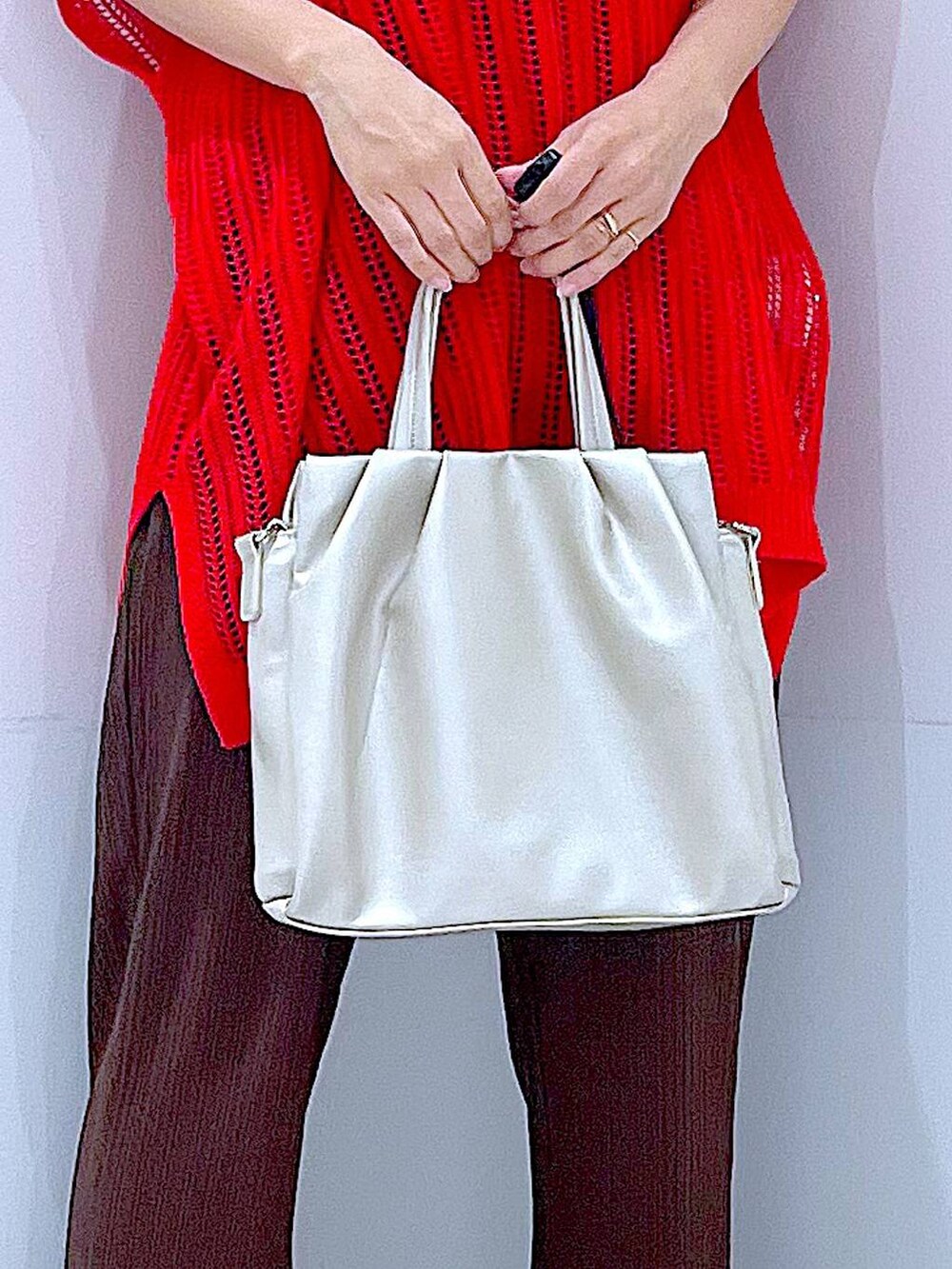 ブラウン系のその他パンツ、ホワイト系のサンダル、ホワイト系のハンドバッグを着用したレディースの夏コーディネートの9枚目の写真