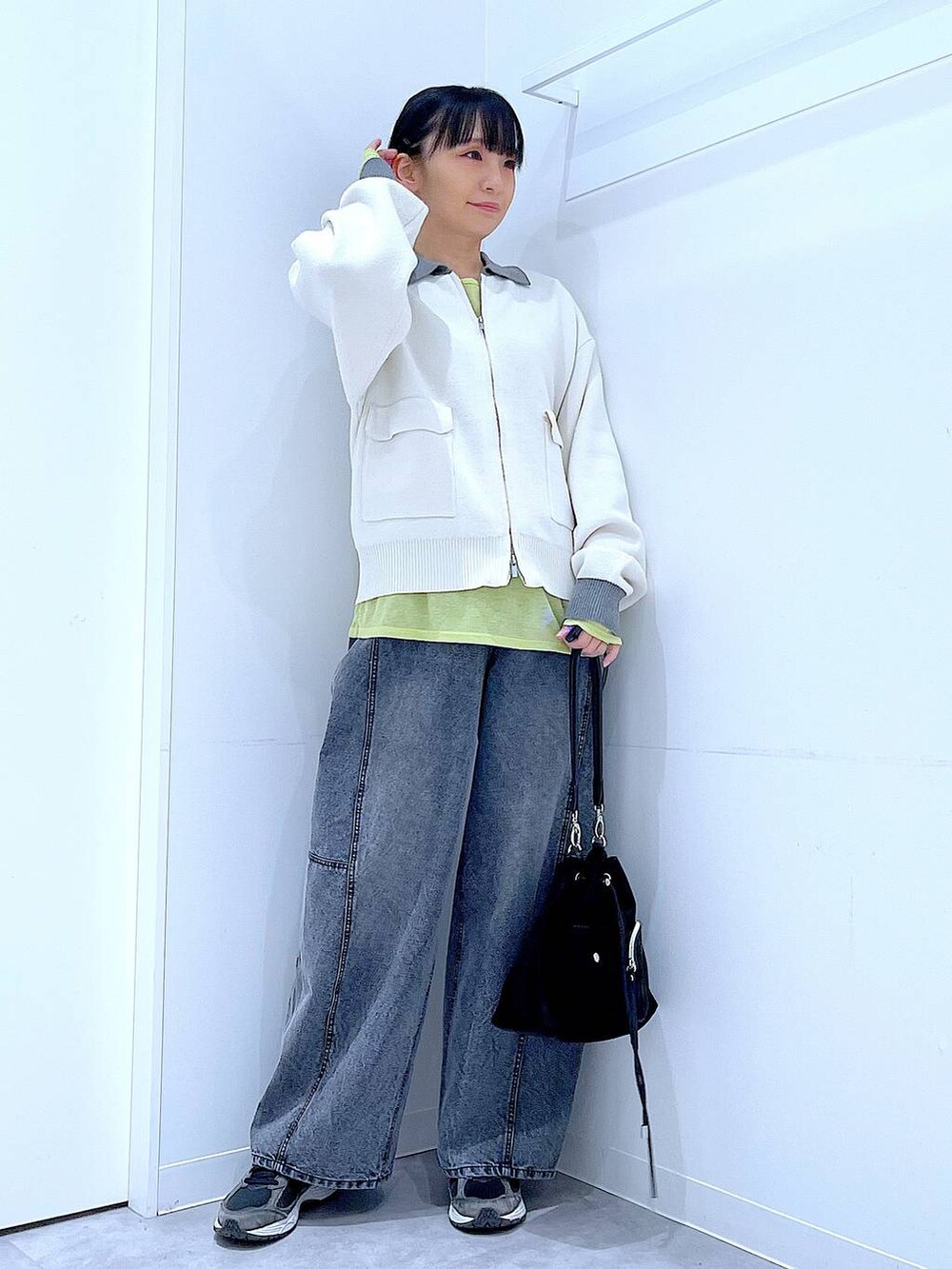 グリーン系のTシャツ/カットソー、ブラック系のショルダーバッグ、ベージュ系のカーディガン/ボレロを着用したレディースの春コーディネートの2枚目の写真