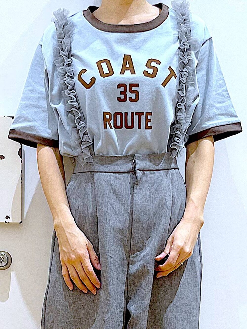 ブラック系のスニーカー、ブラック系のバックパック/リュック、グレー系のその他パンツを着用したレディースの春コーディネートの7枚目の写真