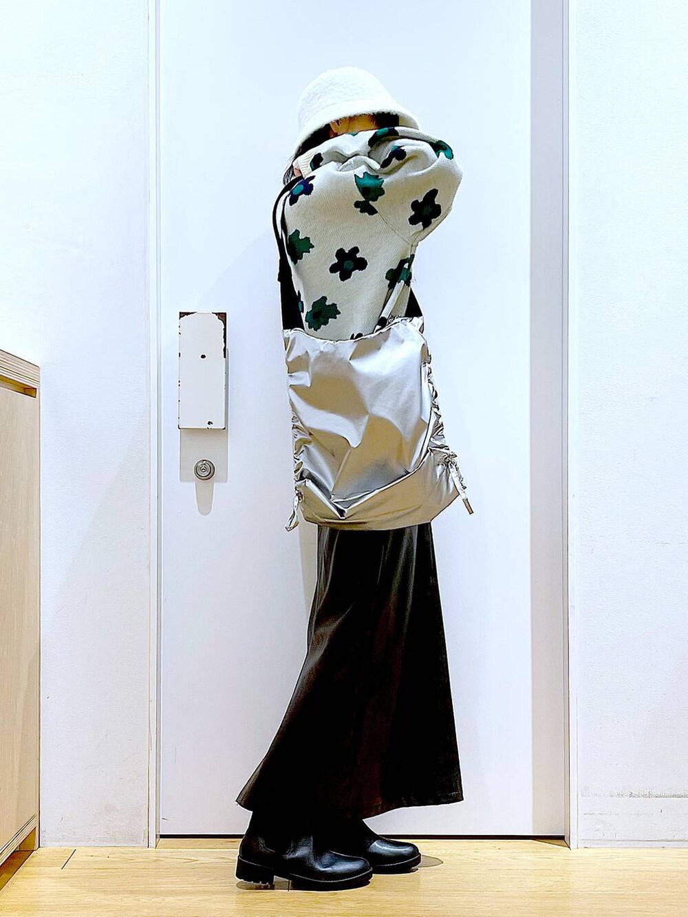 ベージュ系のカーディガン/ボレロ、ブラック系のブーツ、ブラック系のニット/セーターを着用したレディースの冬コーディネートの4枚目の写真