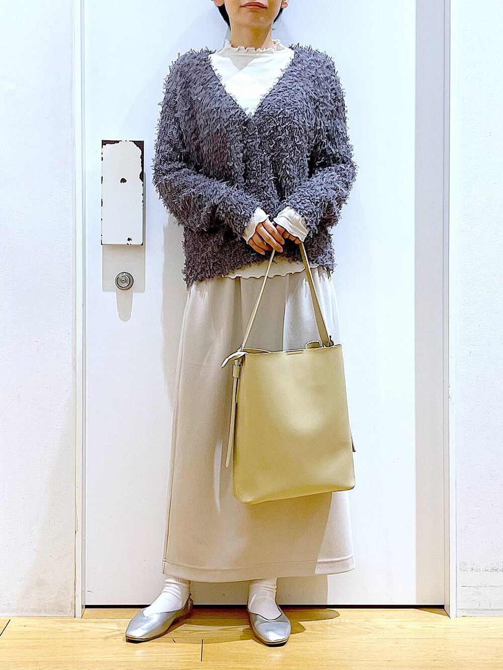 ベージュ系のTシャツ/カットソー、ホワイト系のショルダーバッグ、シルバー系のパンプスを着用したレディースの春コーディネートの6枚目の写真