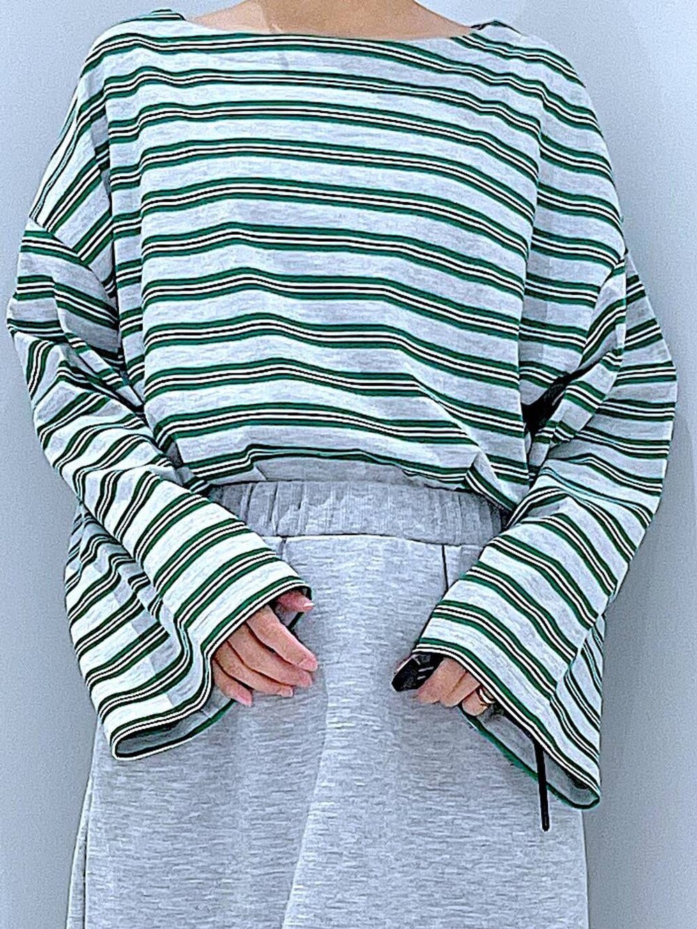 ホワイト系のショルダーバッグ、グレー系のスカート、グレー系のTシャツ/カットソーを着用したレディースの春コーディネートの7枚目の写真