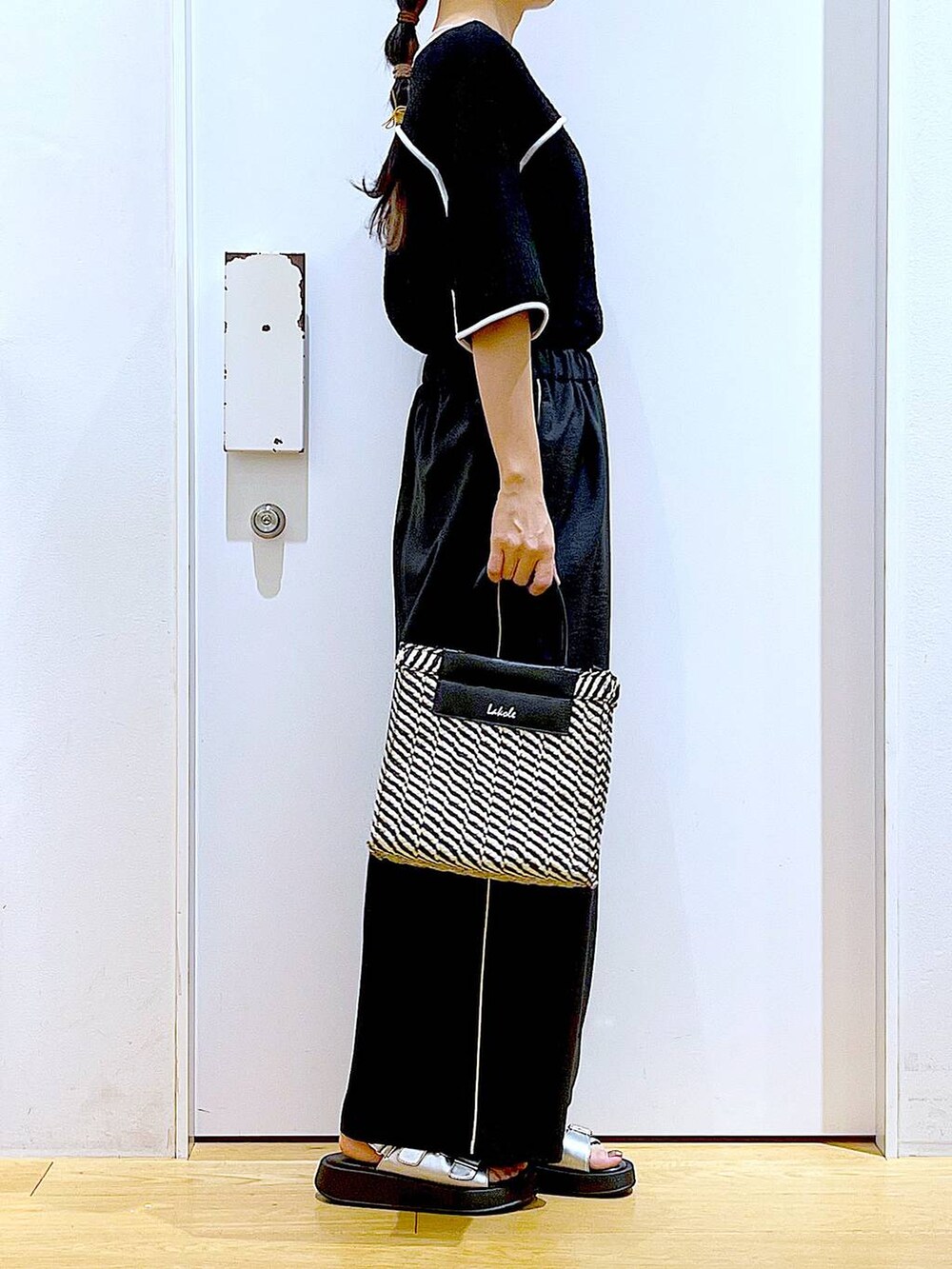 シルバー系のサンダル、ブラック系のショルダーバッグ、ブラック系のその他パンツを着用したレディースの夏コーディネートの4枚目の写真