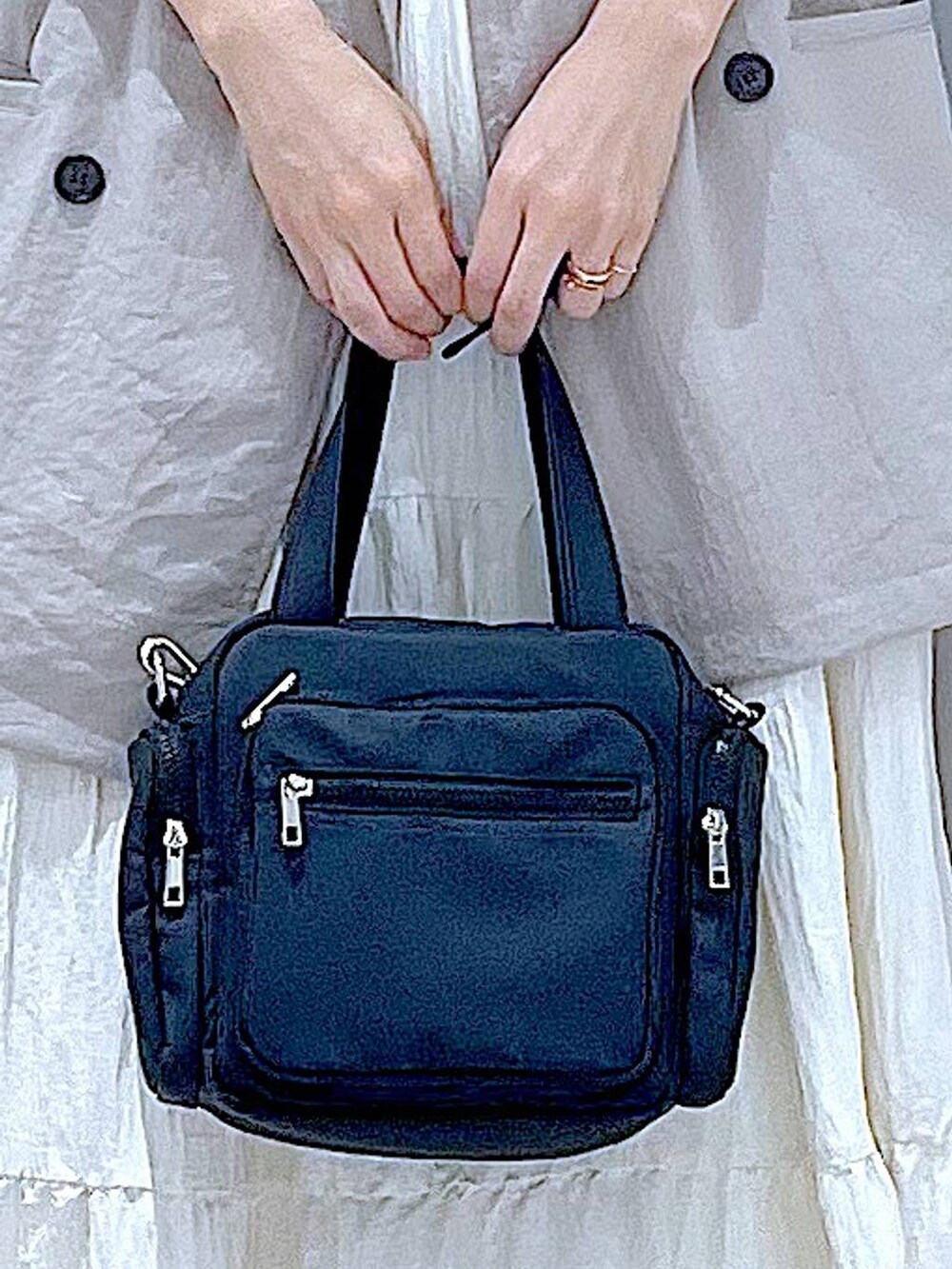 ブラック系のサンダル、ベージュ系のテーラードジャケット、ブラック系のショルダーバッグを着用したレディースの夏コーディネートの9枚目の写真