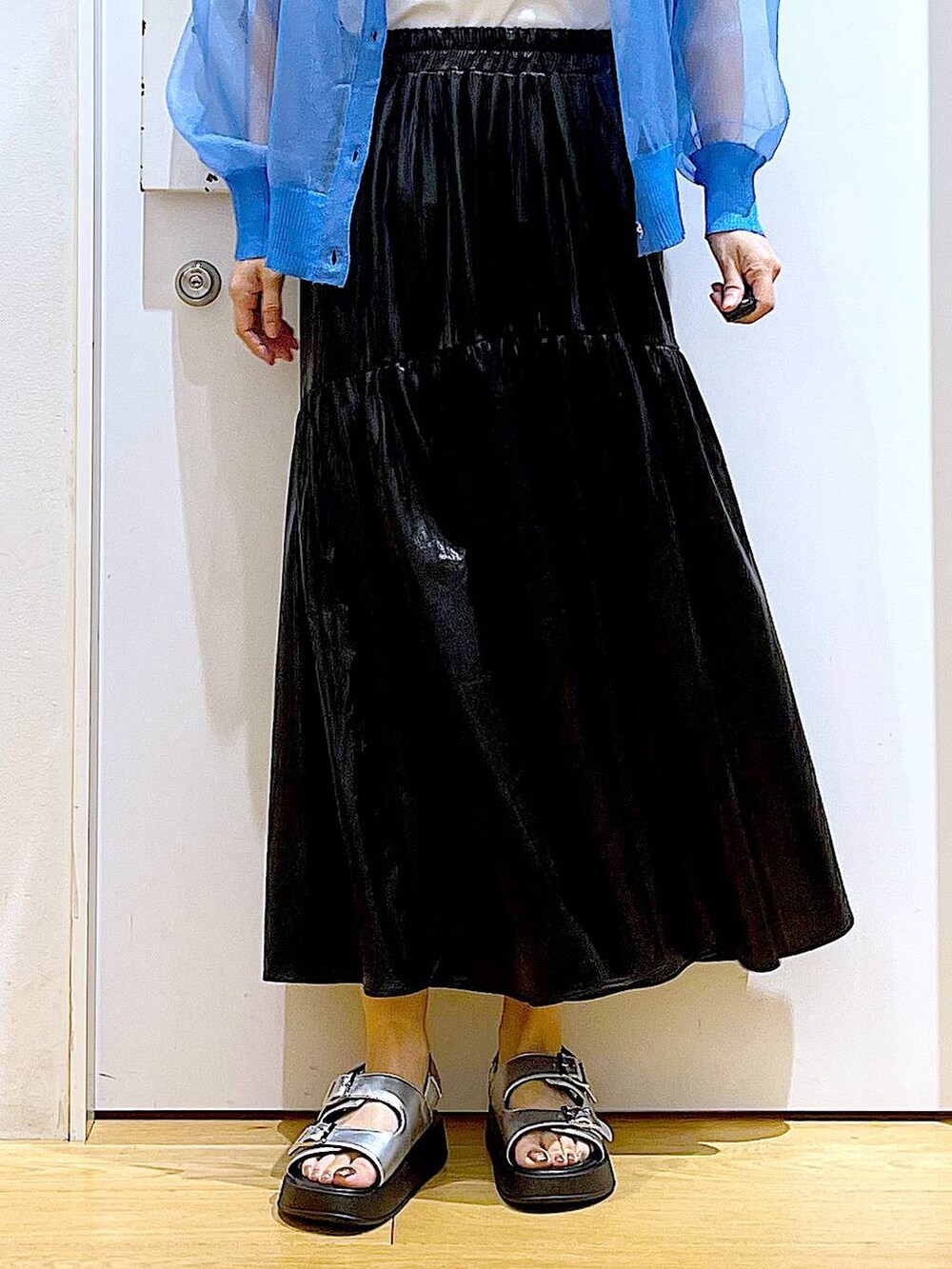 シルバー系のサンダル、ブルー系のカーディガン/ボレロ、ホワイト系のトートバッグを着用したレディースの夏コーディネートの8枚目の写真